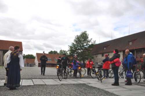 Trondheim sykkeltur med Adrien som guide, ved Erkebispegården